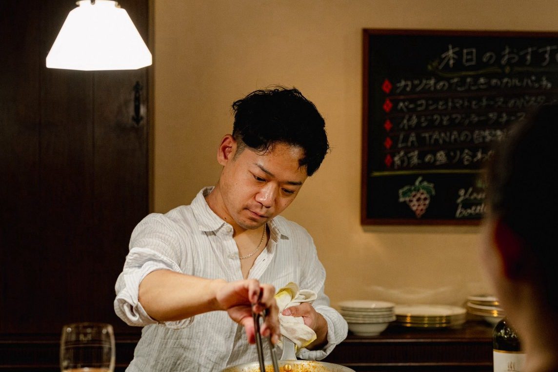 LA TANA 店主が料理を盛り付けている様子